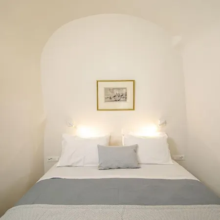 Elegant Santorini Mariniou Private Hot Tub Air Conditioning